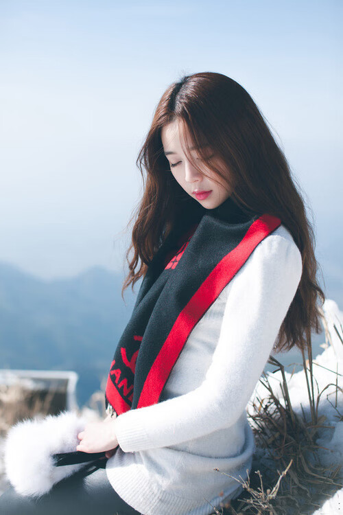 开云体育在线登入-“悬崖飞跃：险境中的极速腾空”，悬崖速降图片