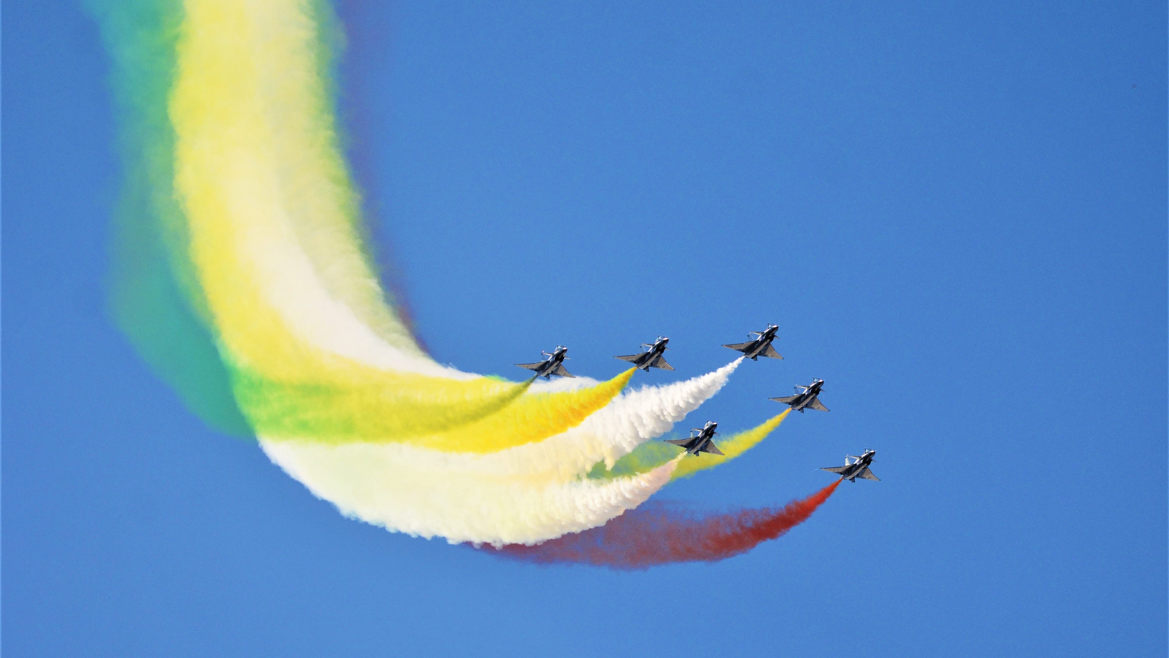 开云官网登录-东契奇父亲身份首次公开露面，引爆社交媒体，东契奇 父母